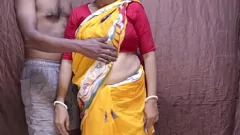Reproduzir Desi milf em saree é creme pelos amigos do marido em role hardcore