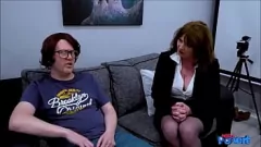 تشغيل Lady Ava: عرض اللسان الصريح و MILF