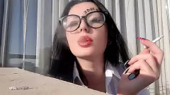 Afspelen Sexy minnares Nika's Smoking Fetisj: sigarettenrook, as en pijpbeurt
