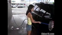 Reproduzir Provocação pública de Chloe 18: Petite Brunette fica travesso em um carro
