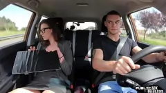 Abspielen Busty Amateur Babe gibt dem Studentenfahrer Blowjob im Freien