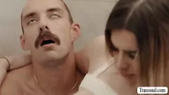 Reproduzir Mayhem de marfim de T-Girl é Analed pelo chefe na lavanderia