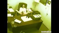 Afspelen Rondborstige blonde secretaresse Dildo Play en Pussy Rubbing betrapt op spy-cam