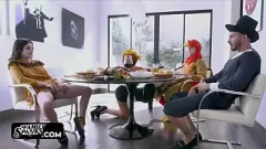 Jouer Stepmom organise une orgie de famille coquine avec une belle-fille adolescente à grande taille