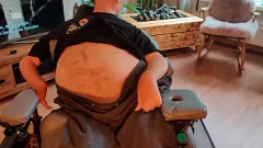 Oynat Tekerlekli sandalyedeki engelli adam MILF komşusundan tabu oral seks alır
