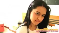Afspelen Petite Latina Teen Lilly's expliciete solo -spel