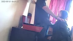 Afspelen Gevangen op CCTV: Secretaris geeft intense diepte -pijpbeurt aan haar baas